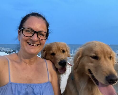 Italien, Caorle, Sonne Strand und Meer, Frau mit zwei Hunden, Sommerurlaub mit Hund, hundefreundlich Reisen, hundefreundliche Hotels, glückliche Hunde