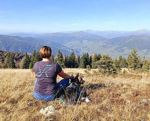 Hundwanderung, Berge, atemberaubende Aussicht, Frau mit Hund, Entspannung mit Hund, Slowdown