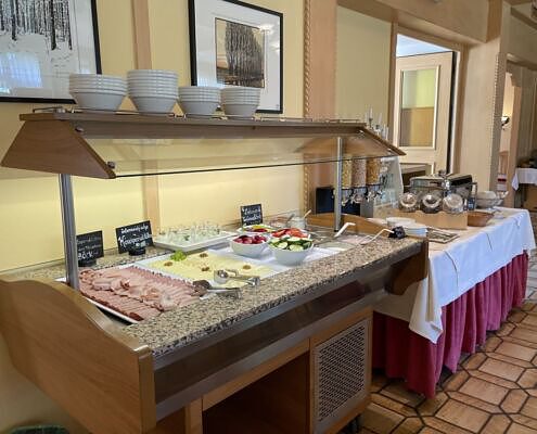 Waldviertel Hotel Frühstücksraum mit Buffet Schinken und Käse