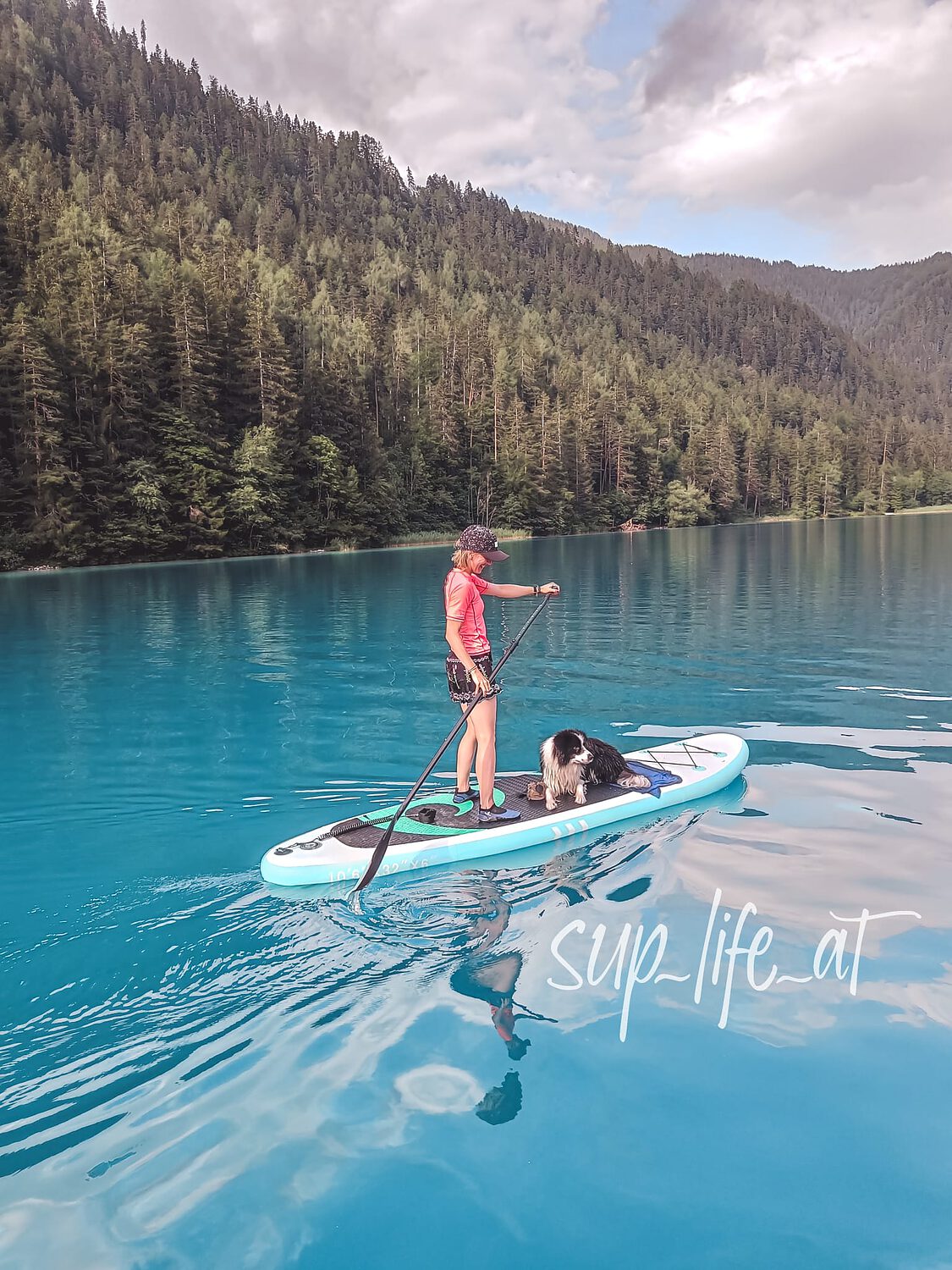 Stand Up Paddle SUP mit Hund, See in Österreich, Sommer, traumhaft