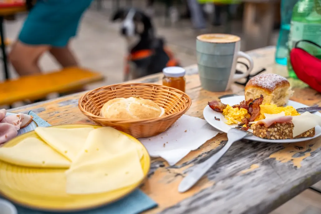Wandern mit Hund Frühstück in den Bergen