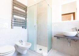 Badezimmer mit Eckdusche im Hotel Regina in Caorle im 4. Stock