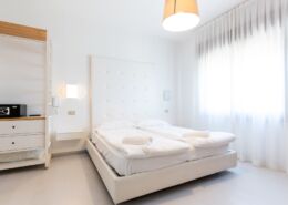 Urlaub mit Hund im Hotel Regina in Caorle Ansicht eines Doppelzimmers in weiß gehalten ohne Balkon