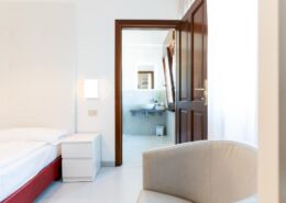 Blick vom Doppelzimmer ins Bad im 4. Stock des Hotels Regina bei Urlaub mit hund in Caorle ohne Balkon