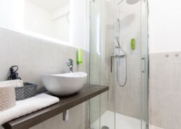 Badezimmer mit modernem Waschbecken im Hotel Regina in Caorle