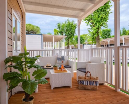 Terrasse und Lounge eines Superior Mobilheims im Feriendorf Club del Sole in Grado mit Hund Urlaub machen