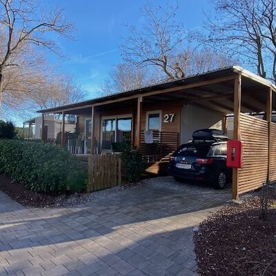 Überdachter Parkplatz zum Cottage im Feriendorf in Grado mit Hund Tenuta Primero Club del Sole