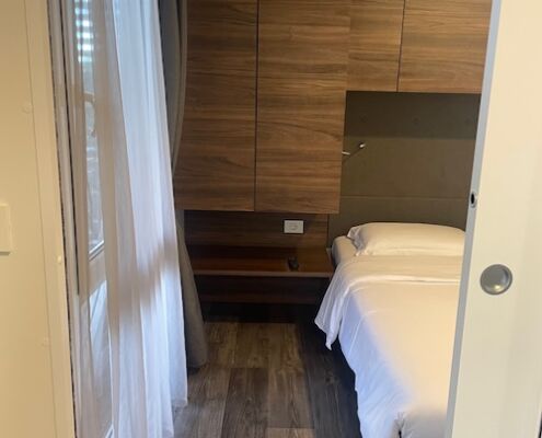 Schlafzimmer mit Schränken im Tenuta Primero Feriendorf Urlaub mit Hund in Grado