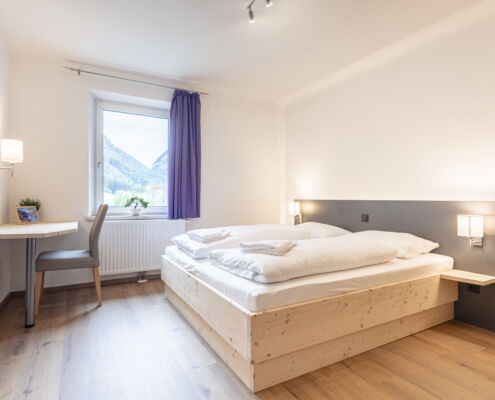 Ferienwohnung Eisenerz mit Hund Erzberg Alpin Resort für 4 Personen Schlafzimmer mit schreibtisch