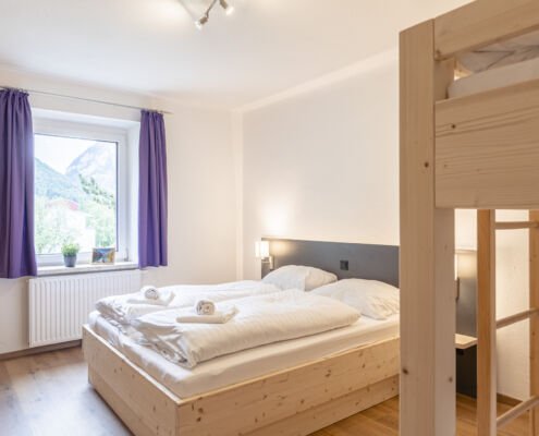 Ferienwohnung Eisenerz mit Hund Erzberg Alpin Resort für 4 Personen Schlafzimmer mit Stockbetten und Doppelbett