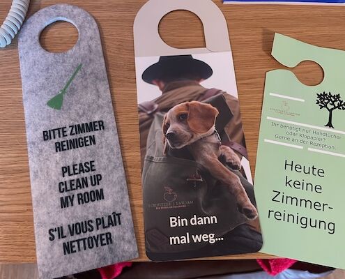 Schnitzers Dahoam_Urlaub mit Hund_Türschilder