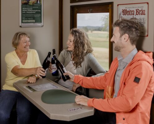 Busreise mit Hund im Waldviertel_Gute Jause in der Waldviertel Bahn © NÖVOG:Schwarz-König