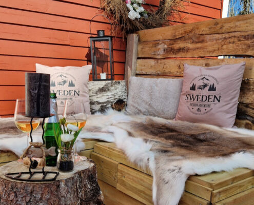 Gemütliche Sitzecke Lev Naturanda mit Sekt