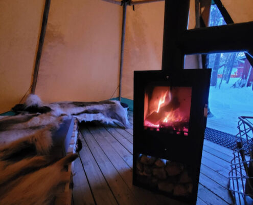 Gemütliche Ofen in den Zelten von Lev Naturanda
