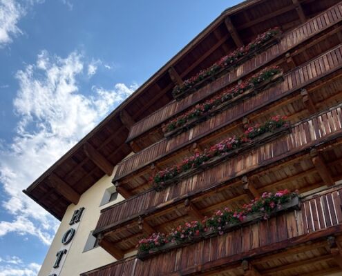 Urlaub mit Hund_Tirol_Hotel Bergfrieden Fiss_Ansicht von unten mit Balkonen
