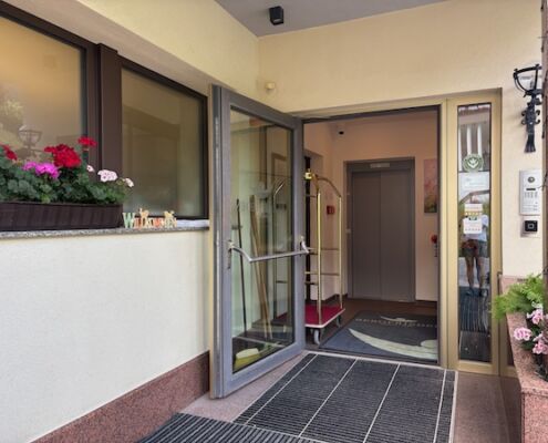 Urlaub mit Hund_Tirol_Hotel Bergfrieden Fiss_Eingang