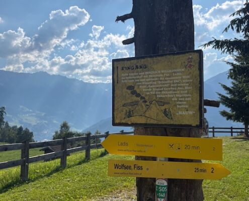 Urlaub mit Hund_Tirol_Hotel Bergfrieden Fiss_Indianderdorf Schilder