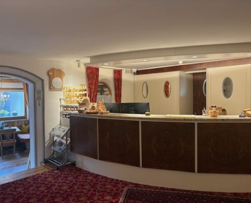 Urlaub mit Hund_Tirol_Hotel Bergfrieden Fiss_Rezeption