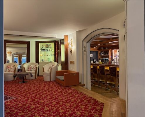 Urlaub mit Hund_Tirol_Hotel Bergfrieden Fiss_Rezeption und Bar
