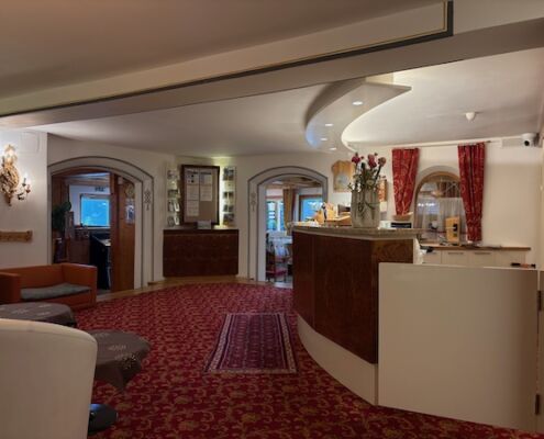 Urlaub mit Hund_Tirol_Hotel Bergfrieden Fiss_Rezeptionsbereich