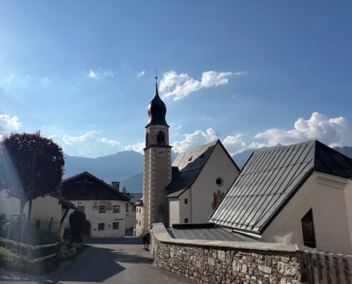 Urlaub mit Hund_Tirol_Hotel Bergfrieden Fiss_Spaziergang durch Fiss