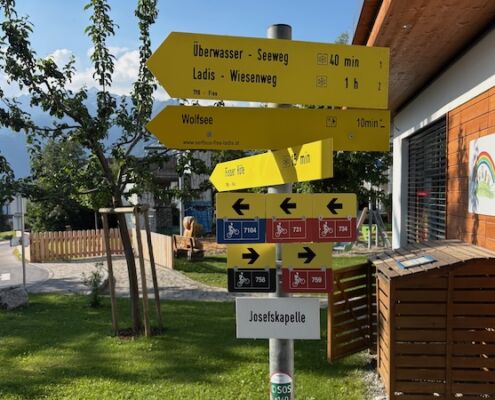 Urlaub mit Hund_Tirol_Hotel Bergfrieden Fiss_Wanderschilder