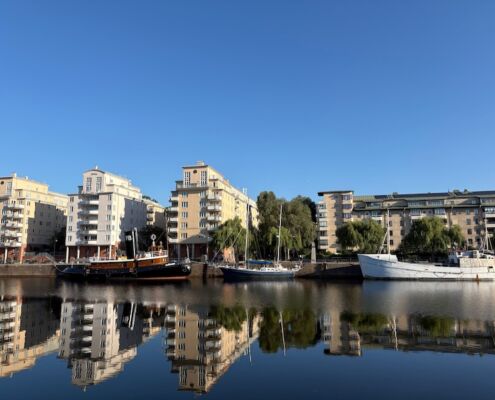 schweden-mit-hund-reisebericht-hammarbysjoestad-wasser-schiffe-haeuser