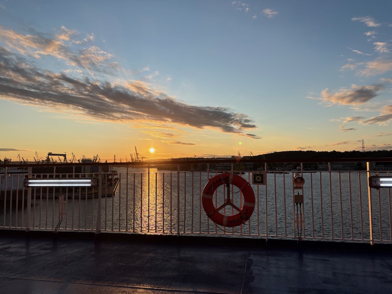 schweden-mit-hund-reisebericht-stenaline-faehre-sonnenuntergang