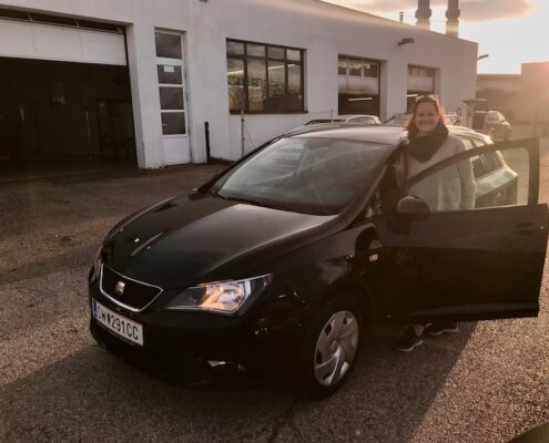 seat-ibiza-abholung-2019-vela-on-tour Ulli bei der Abholung ihres Seat Ibiza ST im Jahr 2019 vor PIA Wiener Neustadt