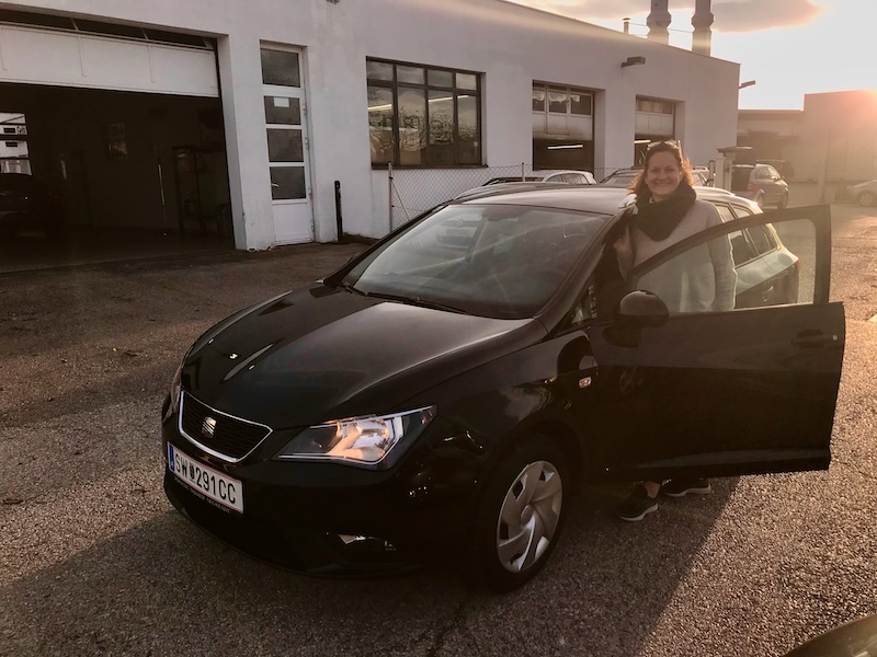 seat-ibiza-abholung-2019-vela-on-tour Ulli bei der Abholung ihres Seat Ibiza ST im Jahr 2019 vor PIA Wiener Neustadt