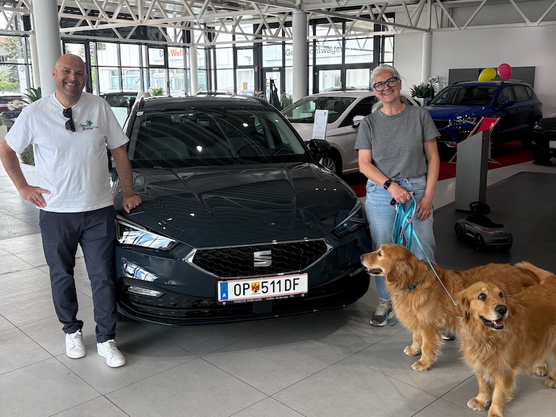 seat-leon-abholung-2026-vela-on-tour Ulli mit Pedro, Pepa und Penny bei der Abholung des neuen Seat Leon SP Kombi 2026